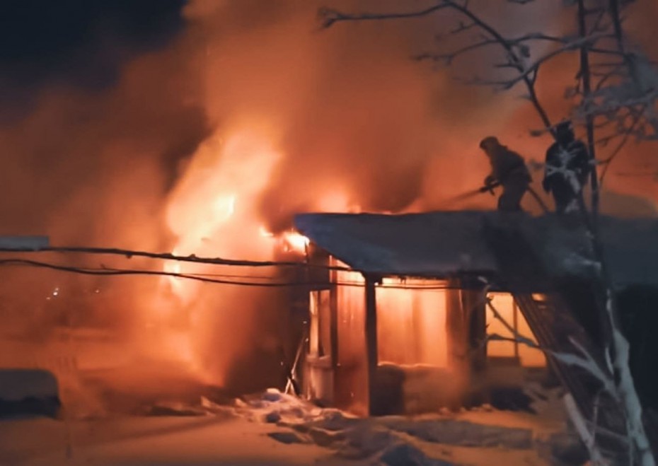 Балкон и частный дом пострадали от огня в Якутске
