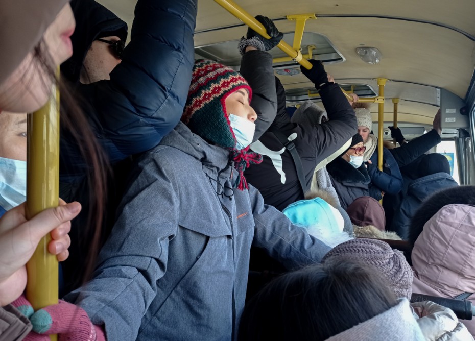 Фотофакт: Даже в субботу автобусы трещат по швам