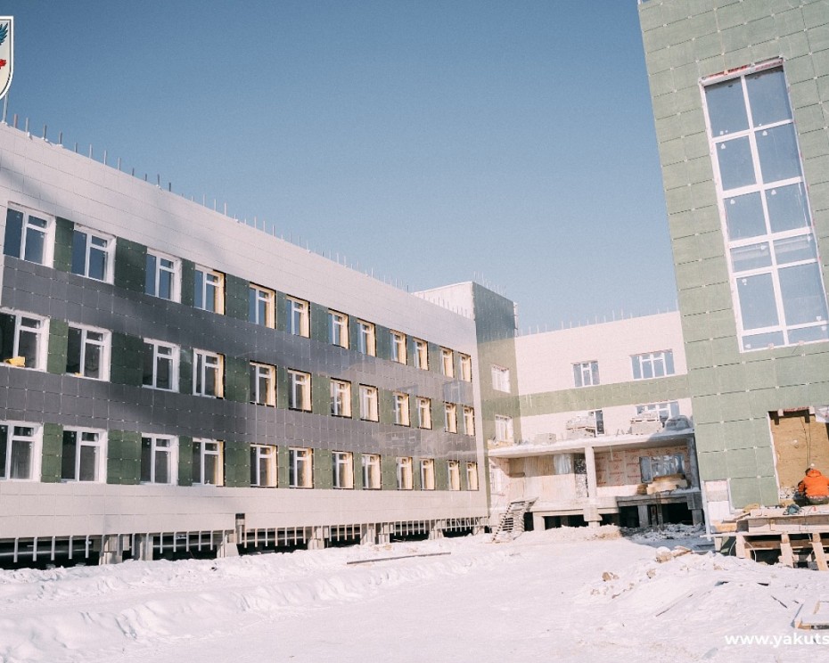 Строительная готовность крупнейшей школы Якутска достигла 80 процентов
