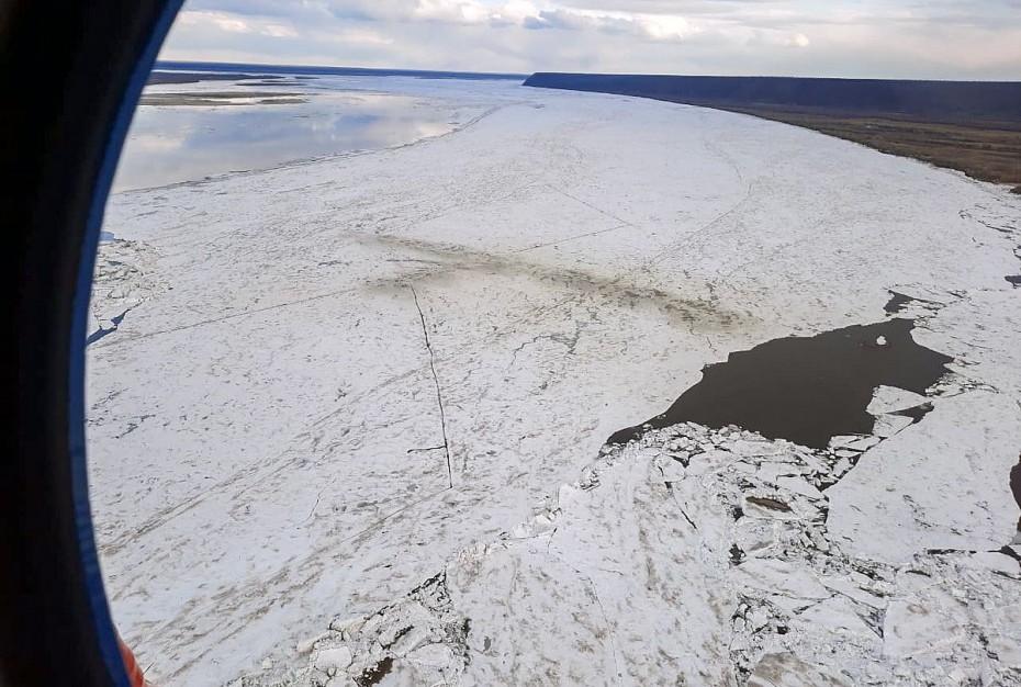 Почти на всех реках Якутии толщина льда ниже нормы - начинаются противопаводковые мероприятия
