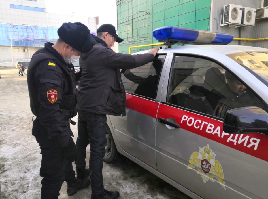 Росгвардейцы задержали дебошира в Якутске, у него обнаружены наркотики