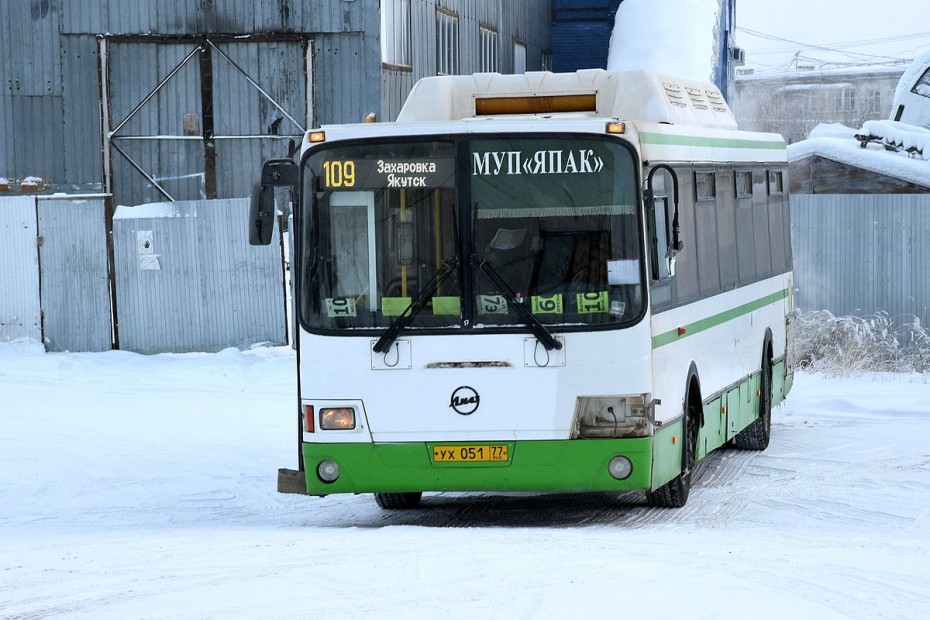 Глава Якутска поручил принять меры по решению проблемы частных перевозчиков автобусов