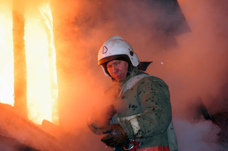 Ликвидировано возгорание в двухэтажном расселенном доме в Якутске