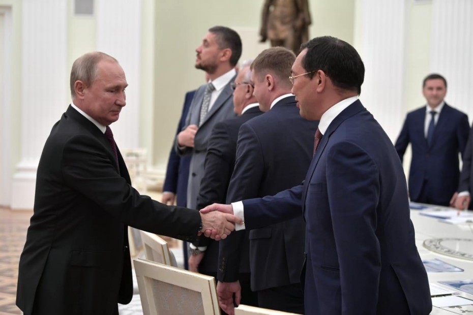 Это «жжж» неспроста? Владимир Путин наградил Айсена Николаева Орденом Дружбы