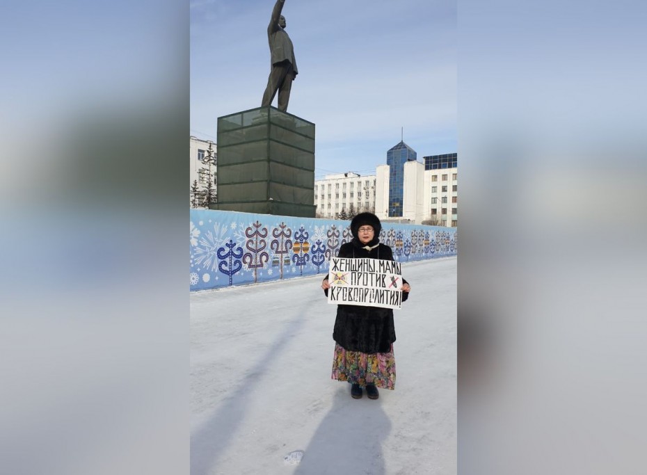 Мир и 8 марта: Сулустаана Мыраан вышла в одиночный пикет против боевых действий в Украине