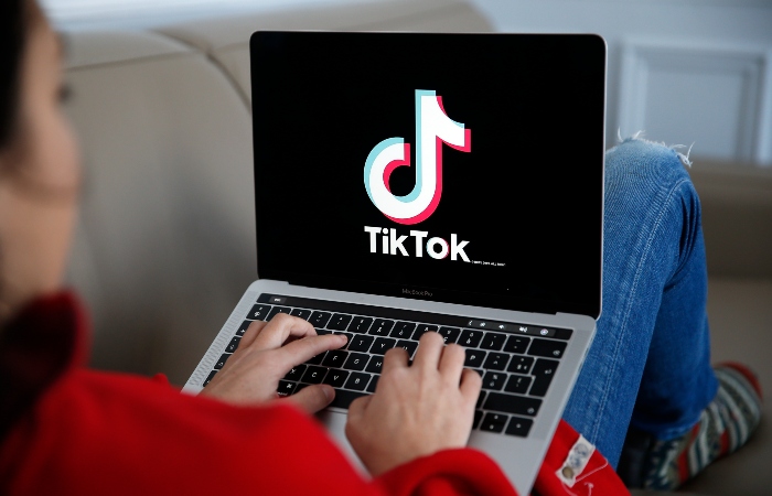 TikTok приостановил стриминг и размещение нового контента в России