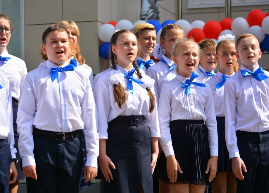 Еженедельное исполнение гимна станет обязательным для школ РФ с 1 сентября