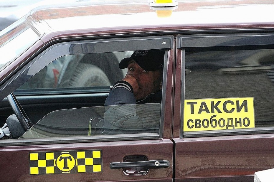 Возвращение «бомбил»: Экономические санкции сделали убыточной деятельность служб такси