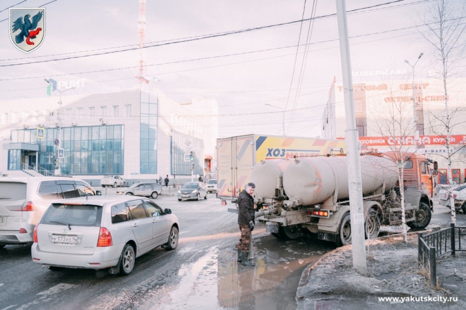Коммунальные службы Якутска продолжают работы по отводу и откачке талых вод