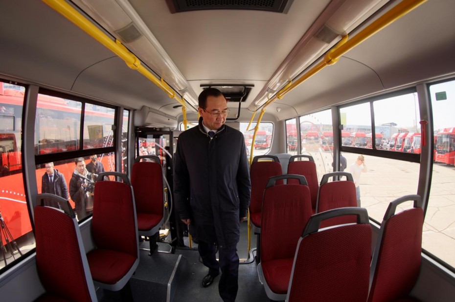 Сто новых автобусов прибыли в Якутск к 100-летию республики