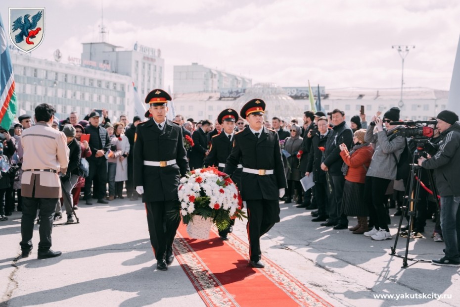 В Якутске в День Республики возложили цветы к памятникам основоположникам Якутской АССР