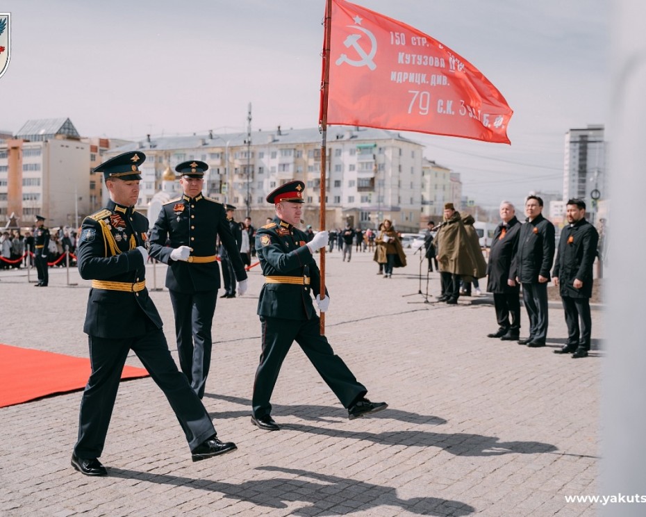 Символ Знамени Победы водрузили в Якутске