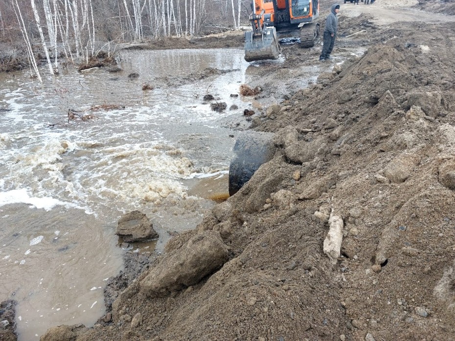 Размыло участок автодороги «Харбалах» в Таттинском районе Якутии
