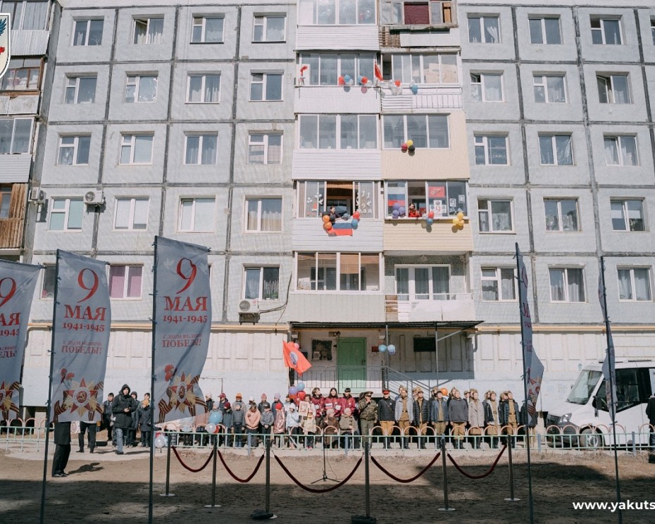 Акция «Поем двором»: в Якутске поздравляют ветеранов войны