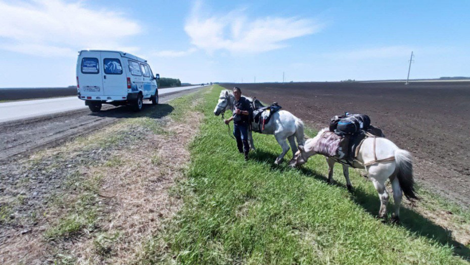 Болота не помеха: Конный путешественник Дугуйдан Винокуров движется через Тюменскую область