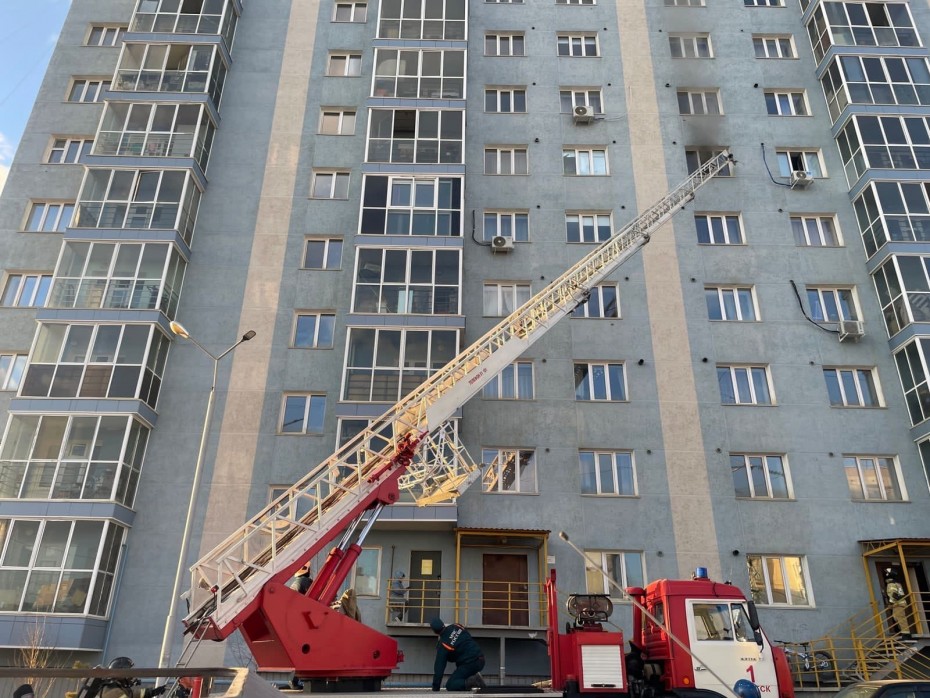 20 человек эвакуировали при пожаре в девяти этажном доме в Якутске