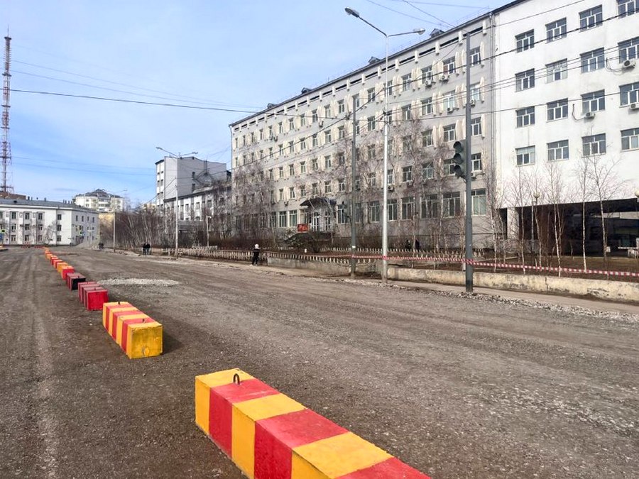 В Якутске временно открыли для движения транспорта участок проспекта Ленина