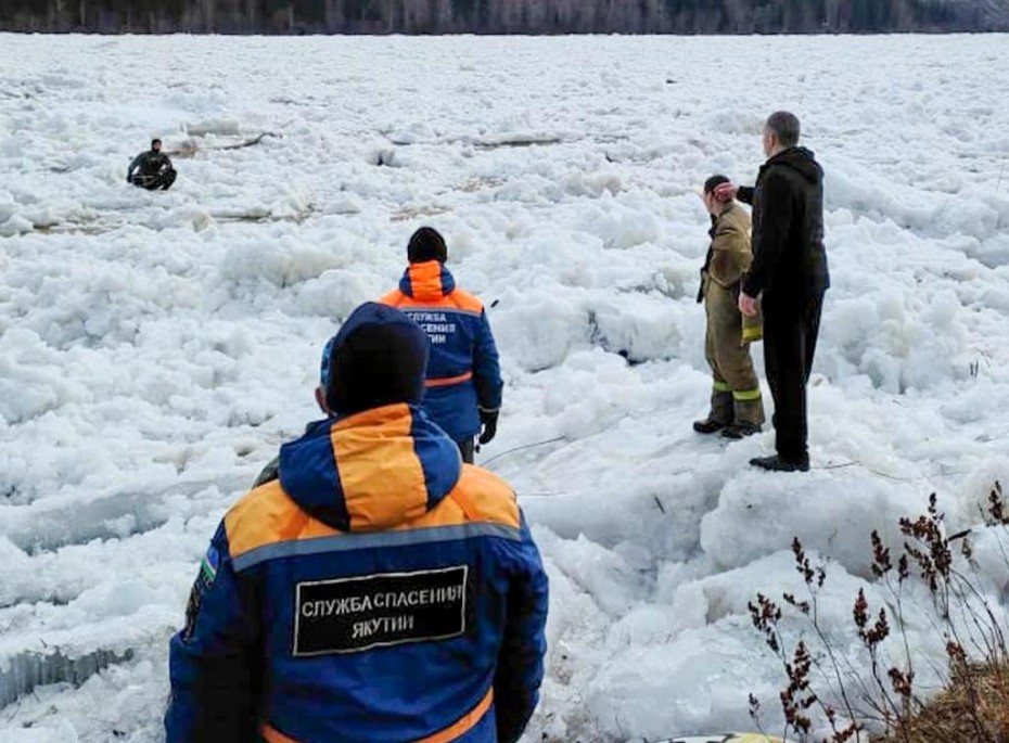 Алданские спасатели спасли четверых детей, делавших селфи на льдине