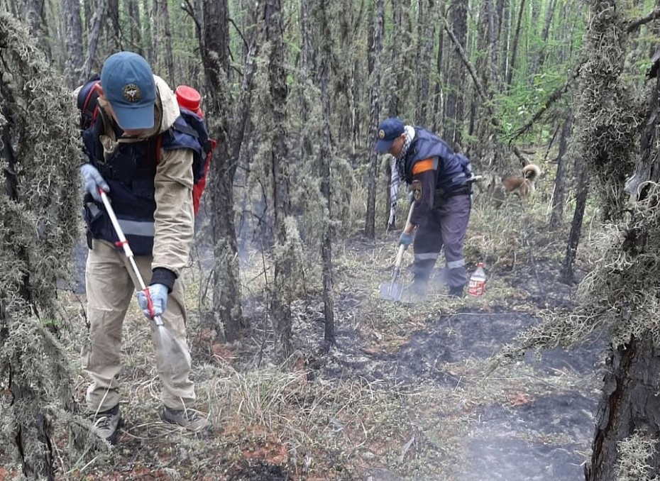 Тушение пожара проводится в 15 километрах от города Ленска