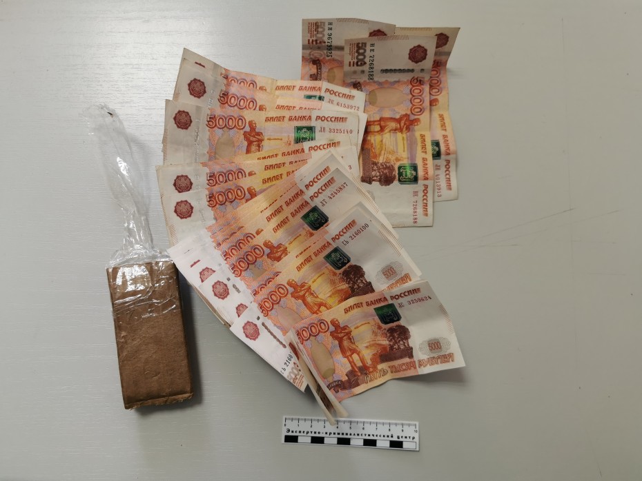 Сто тысяч рублей за незаконный груз предложил полицейскому пассажир самолета в Тикси