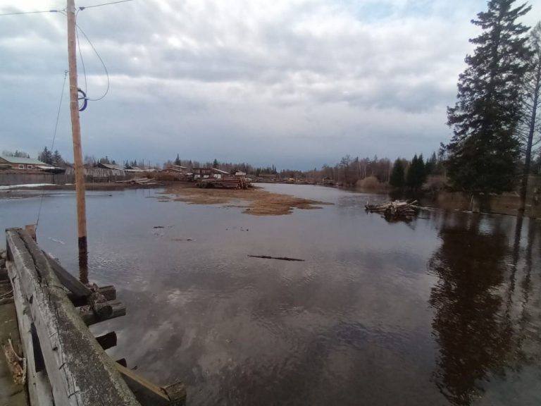 Три двухквартирных дома попали в зону затопления в селе Ерт Горного района Якутии