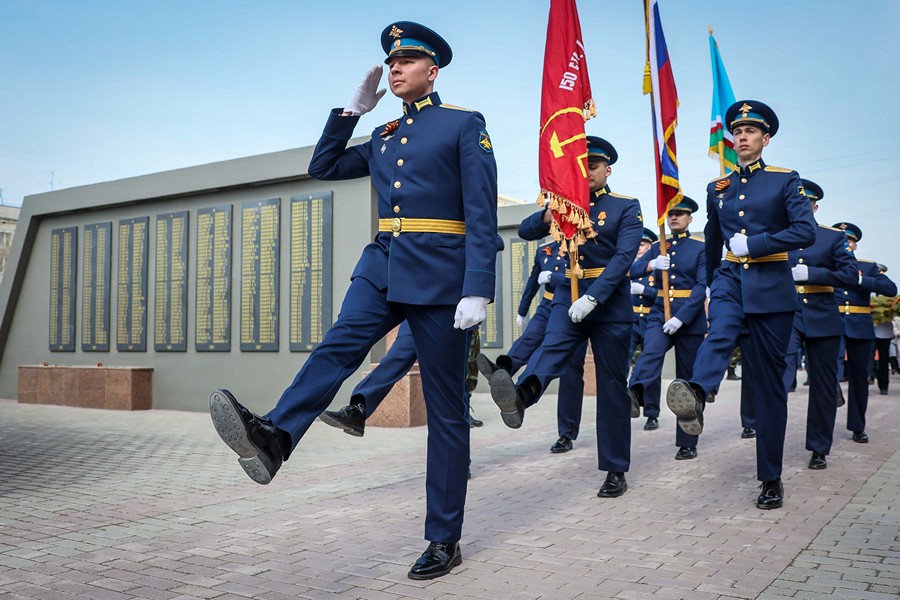 В Якутске возложили цветы к памятнику якутскому снайперу и мемориалу «Солдат Туймаады»