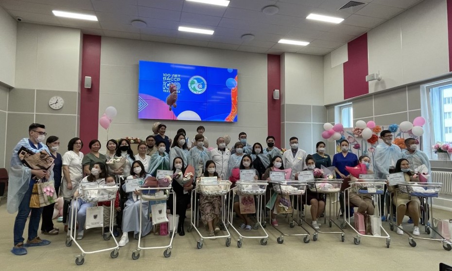 15 детей, рожденных в день республики выписали в Якутске