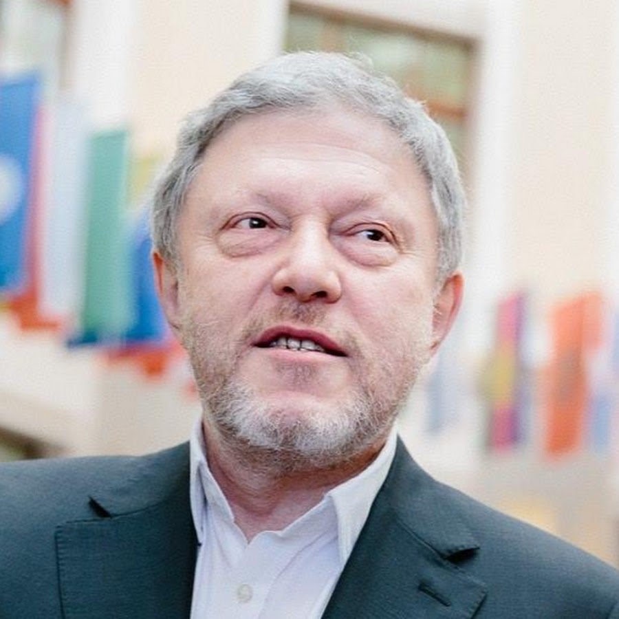 Основатель партии "Яблоко" Явлинский покинул Россию