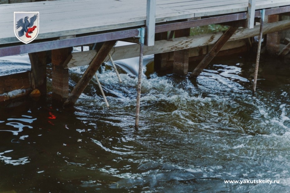 В Якутске провели залповый сброс воды из озера Сайсары в городской канал