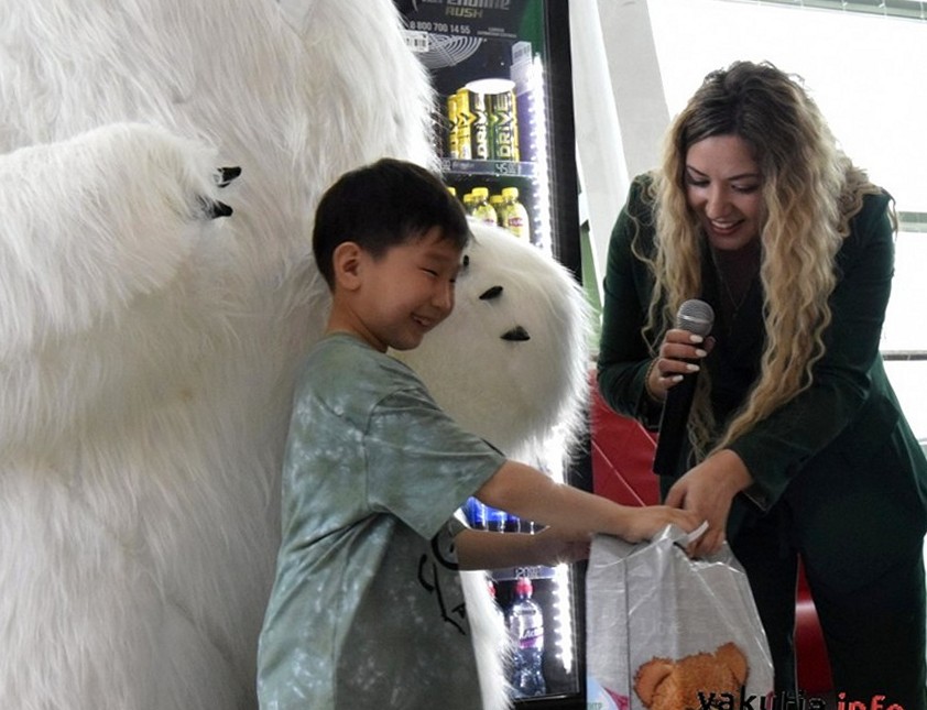 Белый Мишка, игры и подарки: Как прошел День защиты детей в «СахаЭкспоЦентре»