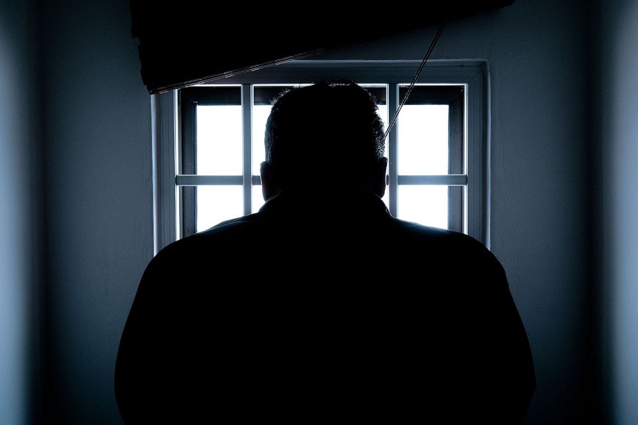 Преступник проник в дом и изнасиловал ребенка при спящих родителях в Якутии