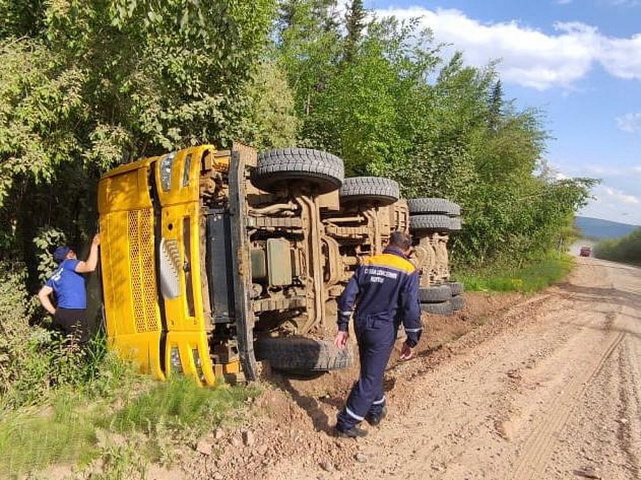 Спасатели извлекли водителя из кабины опрокинувшегося грузовика в Ленском районе