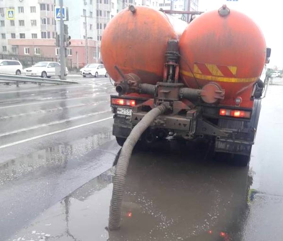 Мэрия: Городские службы откачивают ливневые воды с улиц Якутска