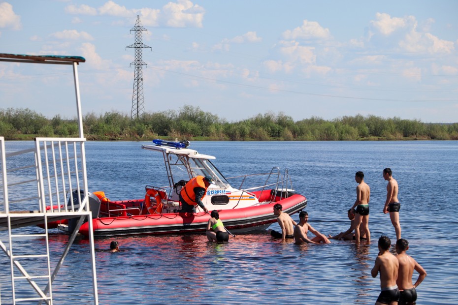 Жители Якутска неофициально открыли пляжный сезон – спасатели проводят рейды