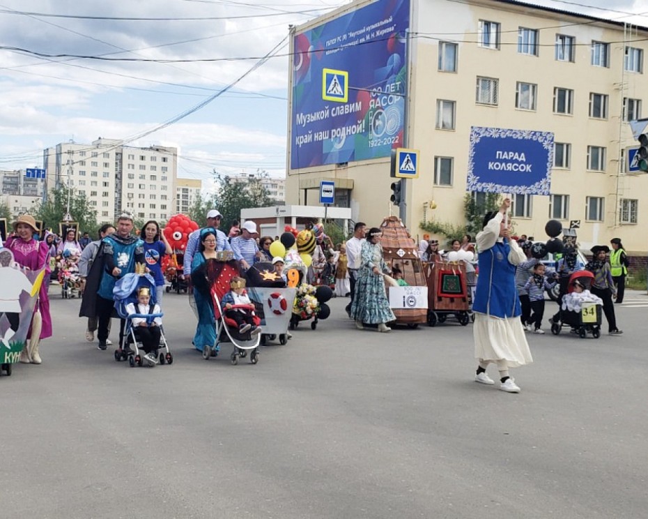 Масштабное парадное шествие в День семьи, любви и верности прошло в Якутске