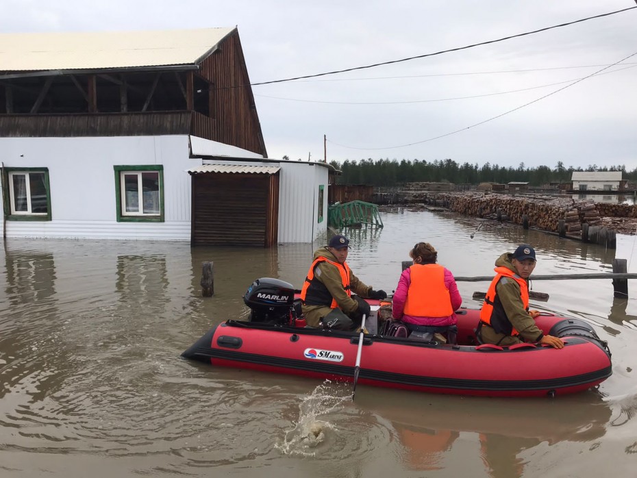 В районе села Томтор спасатели спасатели эвакуировали мужчину, окруженного водой