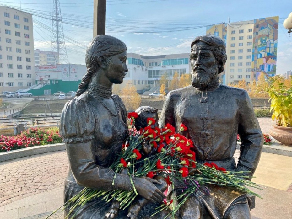 Прокуратуре сообщили, что памятнику русскому первопроходцу Семену Дежневу и его супруге Абакаяде требуется ремонт