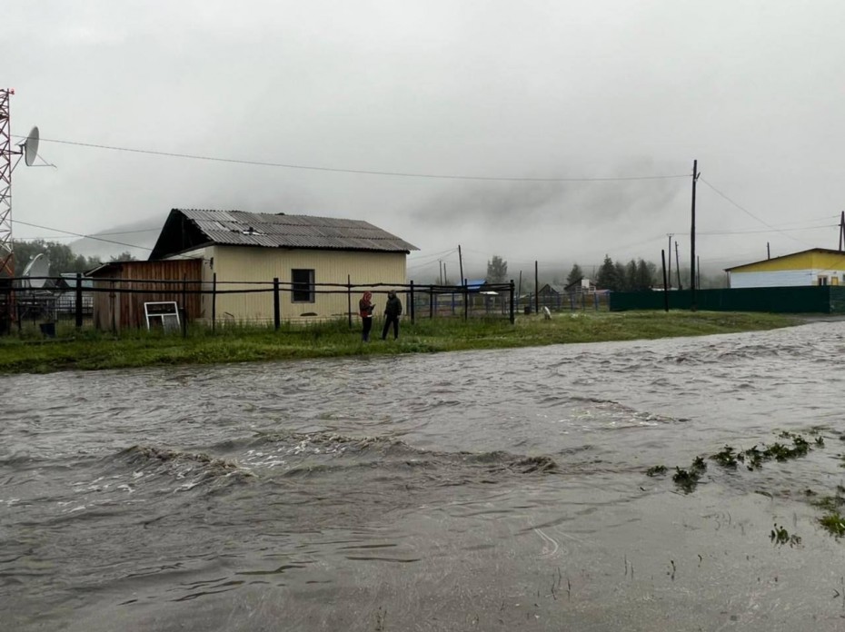 МЧС России по Якутии: 15 дворов затопило в селе Себян-Кюель Кобяйского улуса из-за продолжительного дождя