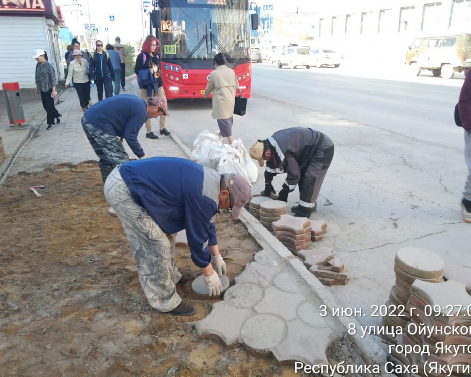 Демонтированная тротуарная плитка идет на вторичное использование в управы Якутска