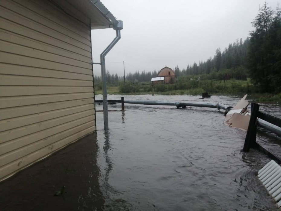 По состоянию на 14:00 в селе Себян-Кюель Кобяйского района затоплено 27 дворовых территорий
