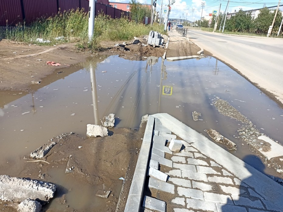 Фотофакт: На новой дороге по Билибина застаивается вода – что будет дальше?