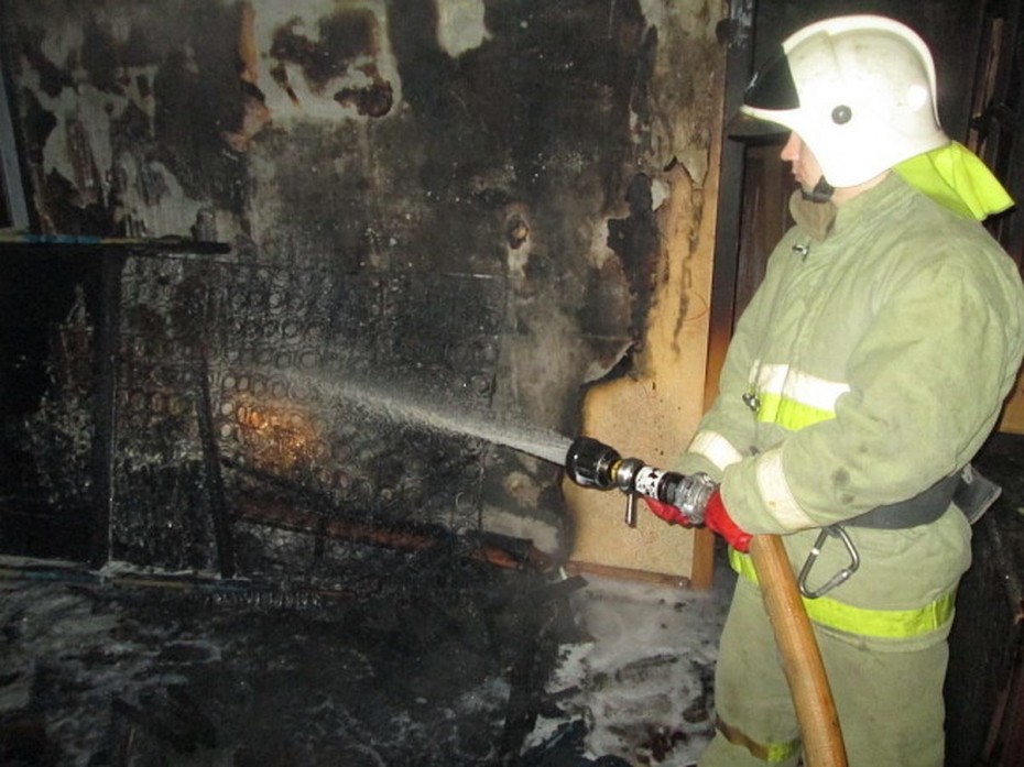 Двухэтажный жилой дом спасли пожарные в Якутске