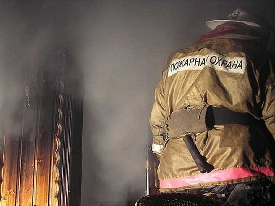 Пожар на двухпалубной барже потушили в Якутске