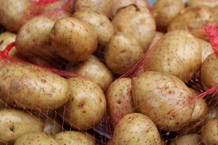 Двое жителей Якутска украли мешок картошки в подъезде