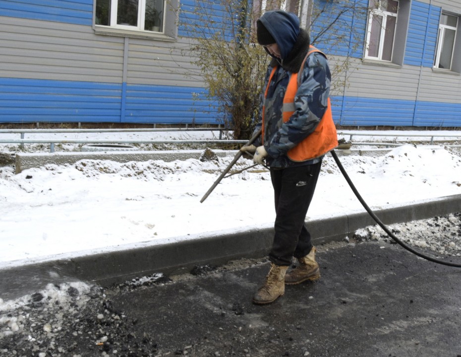 Снова асфальтируем в снег: Власти Якутска заявили, что укладка в мороз и слякоть не опасна