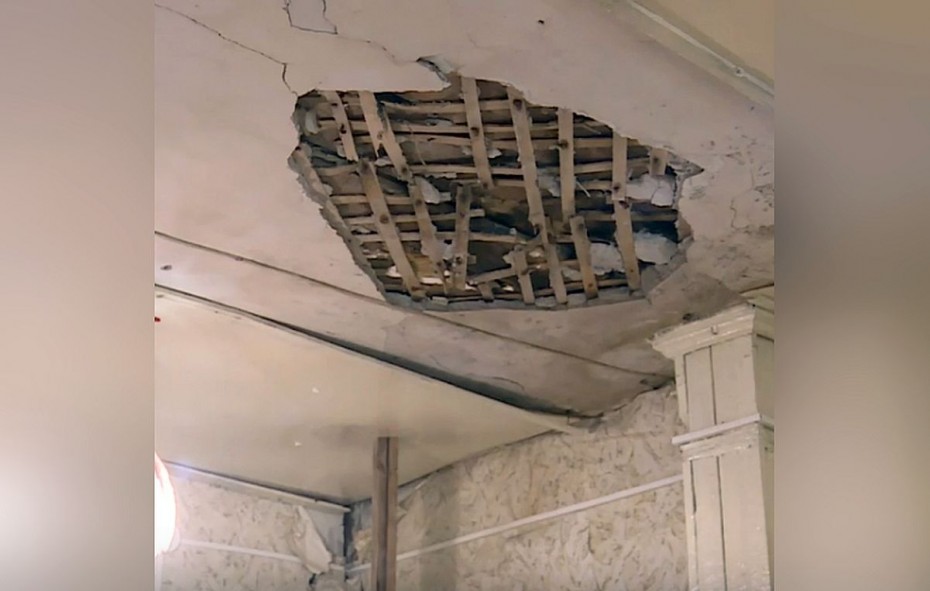 Многодетную семью, у которой летом в квартире обвалился потолок, переселят к концу 2022 года