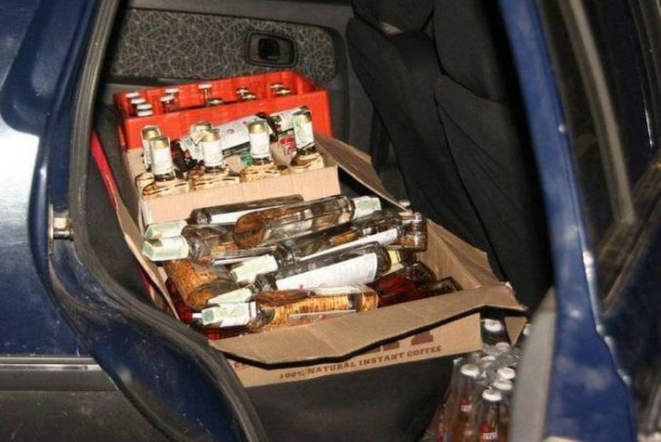 Полиция задержала бутлегера торговавшего алкоголем из машины на улице Гимеинская