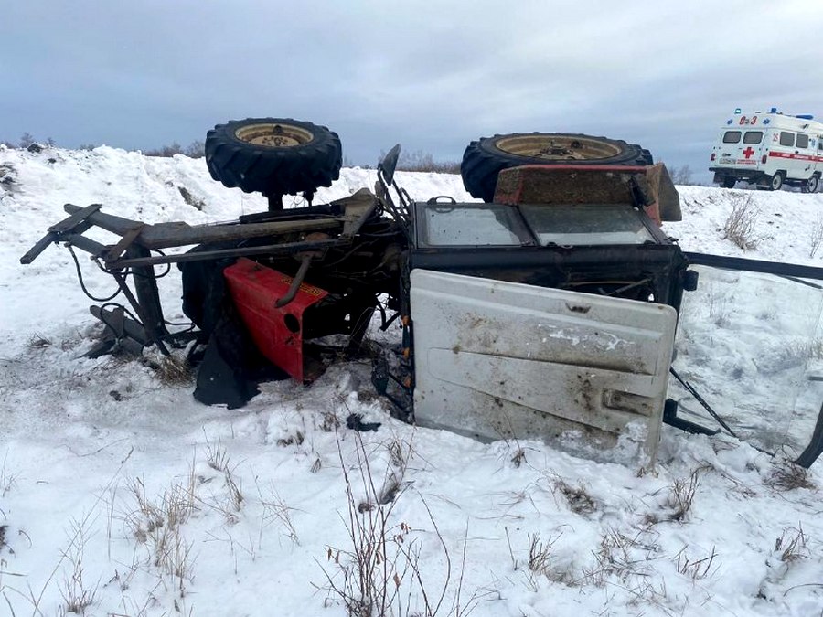 Водитель погиб при опрокидывании трактора в Таттинском улусе