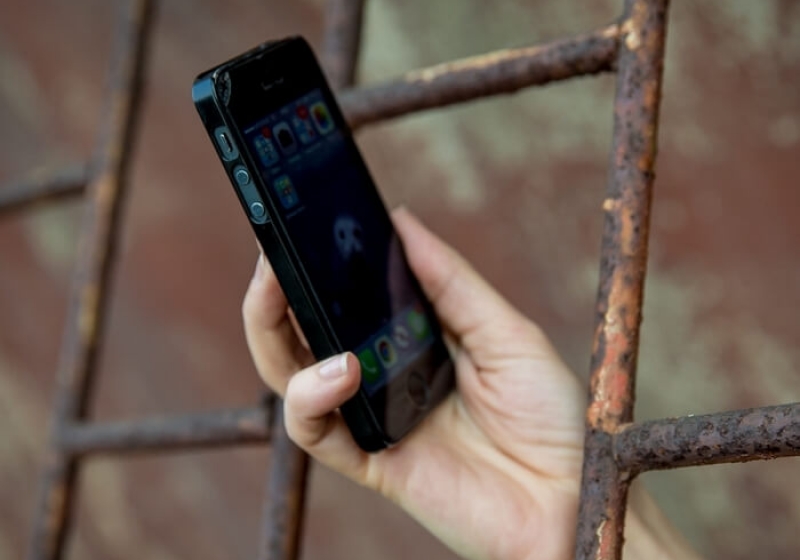 Работник исправительного учреждения в Якутии за взятку передал мобильные телефоны осужденным