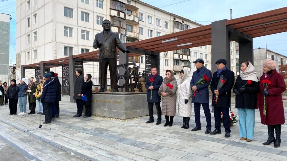 В Якутске возложили цветы к памятнику народного учителя СССР Михаила Алексеева